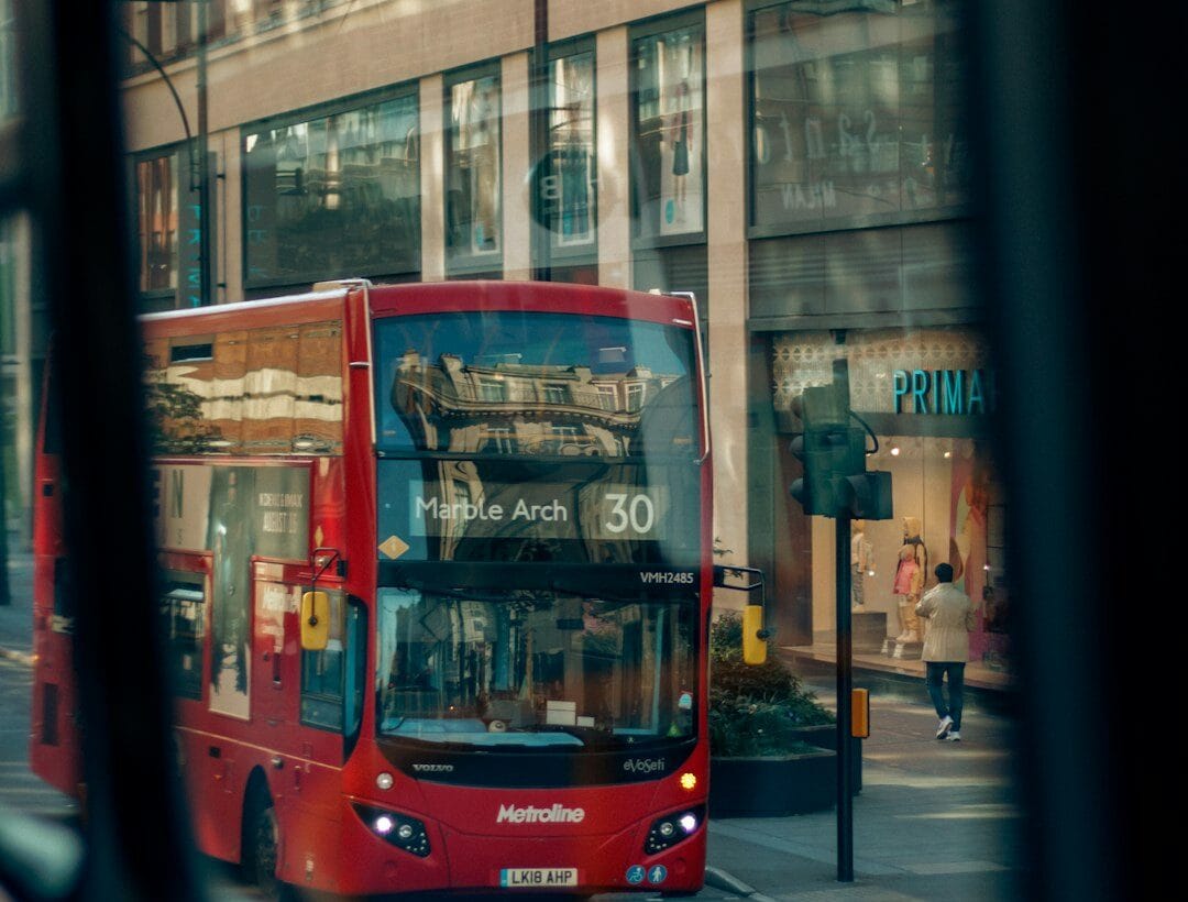 Oxford Street בלונדון עם אוטובוס אדום לפני השינוי לאזור ללא תנועה
