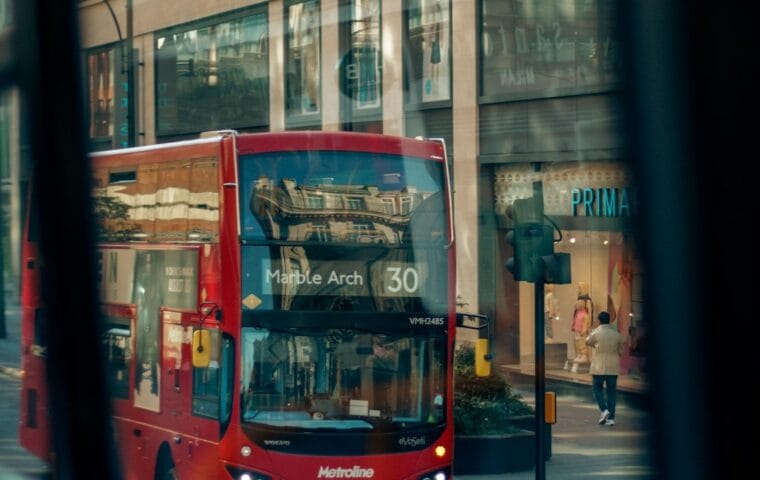 Oxford Street בלונדון עם אוטובוס אדום לפני השינוי לאזור ללא תנועה