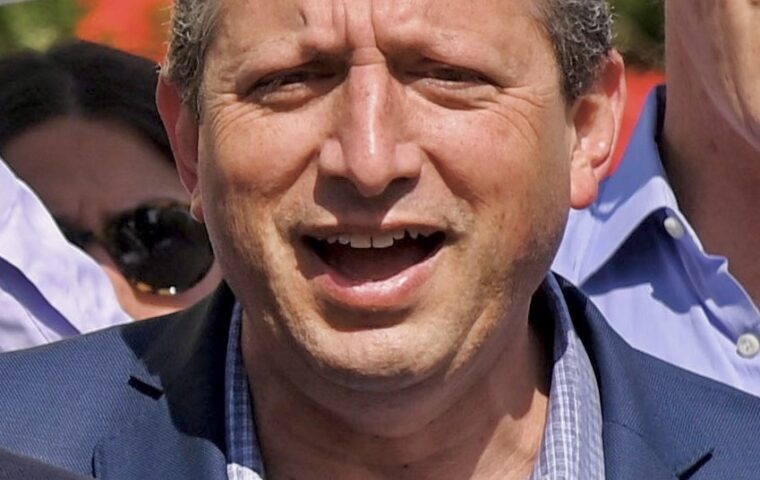 בראד לנדר, מועמד דמוקרטי לקונגרס מטעם ניו יורק, בתצלום ארכיון משנת 2023
