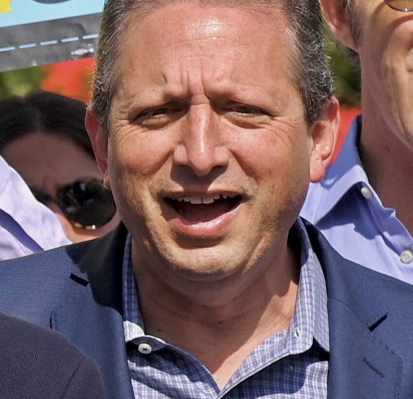 בראד לנדר, מועמד דמוקרטי לקונגרס מטעם ניו יורק, בתצלום ארכיון משנת 2023