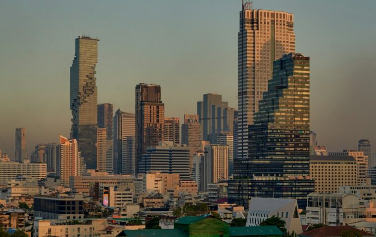 קו הרקיע של בנגקוק בתאילנד, מארחת מפגשי קרן המטבע והבנק העולמי ב־2026