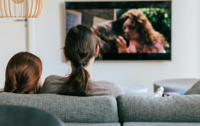 שתי צופות יושבות על ספה וצופות יחד בטלוויזיה – צילום המחשה לכתבת הסדרות החדשות בנובמבר 2026