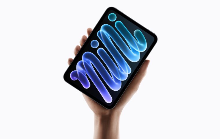 אייפד מיני 2026 החדש של אפל עם מסך OLED בגודל 8.5 אינץ׳, צילום רשמי של Apple