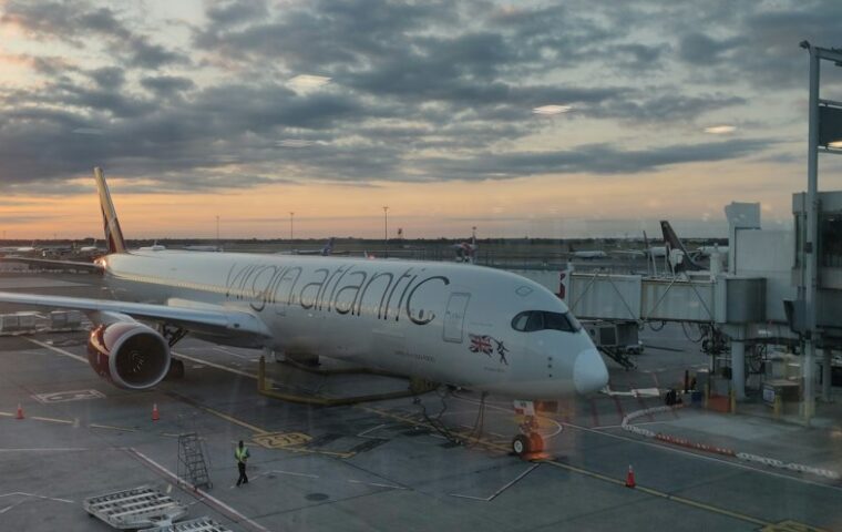 מטוס Airbus A350 בנמל תעופה – אילוסטרציה לקו החדש של פינאייר