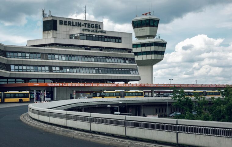 טיסות: Berlin airport aircraft