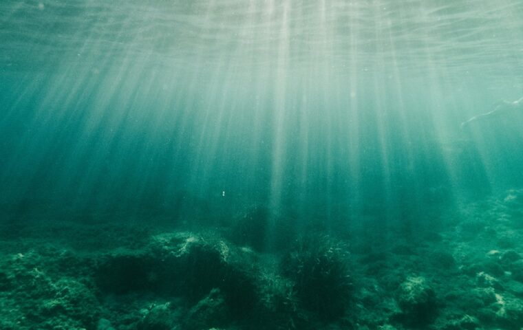 קרני שמש מתחת למים – אילוסטרציה ל-Blue Planet III