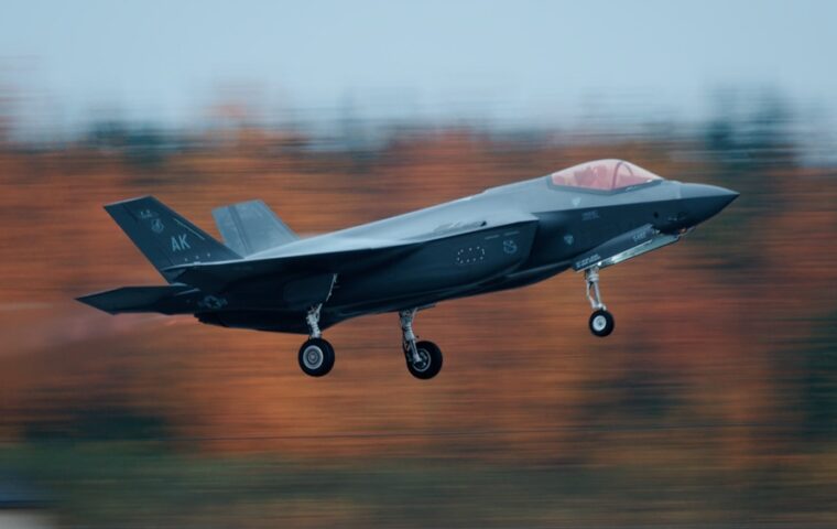 מטוס F-35 בהמראה מבסיס איילסון שבאלסקה בספטמבר 2024 - צילום ארכיון