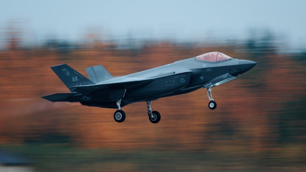 מטוס F-35 בהמראה מבסיס איילסון שבאלסקה בספטמבר 2024 - צילום ארכיון