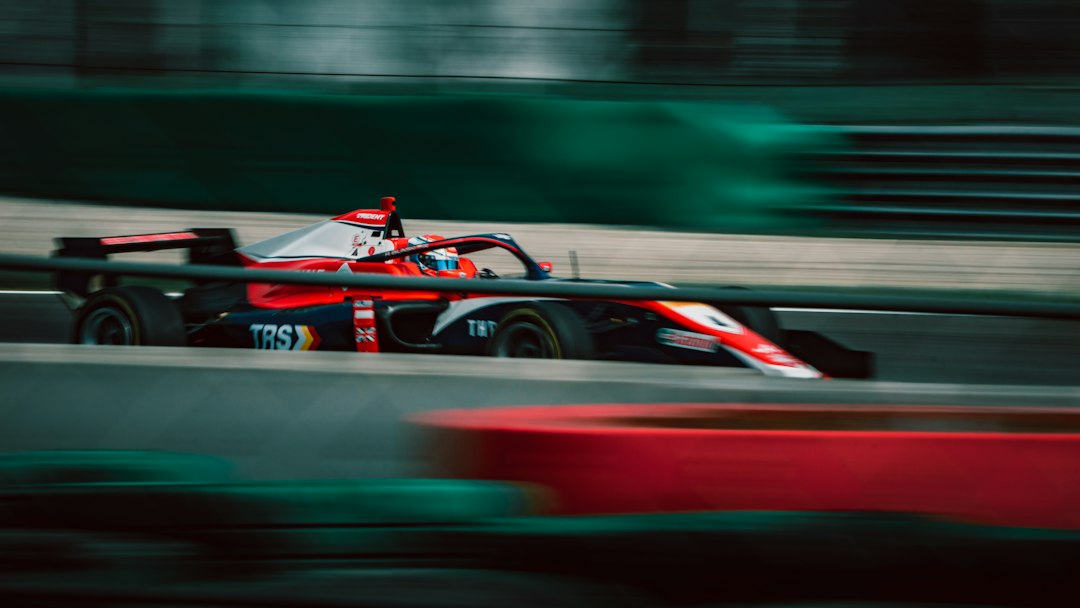 מכונית מרוצים במסלול – אילוסטרציה לסרט התיעודי על F1 Academy, לא צילום מהסרט