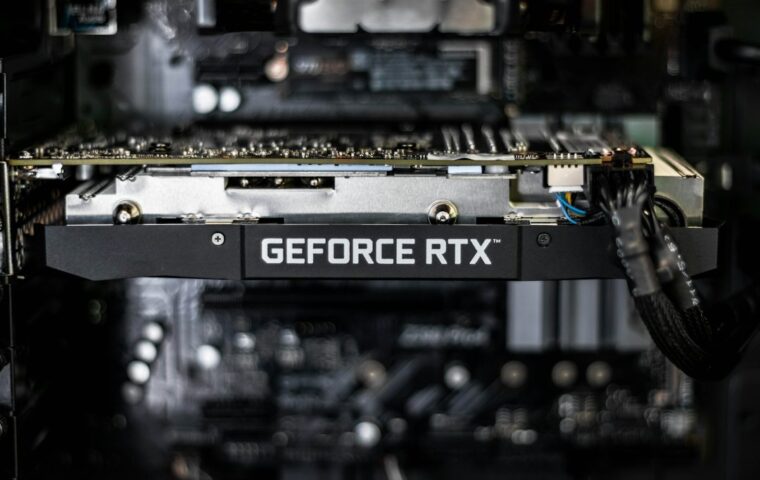 כרטיס מסך GeForce RTX של אנבידיה - צילום מוצר להמחשה, אינו מציג את שבבי הבינה המלאכותית המשמשים במרכזי נתונים