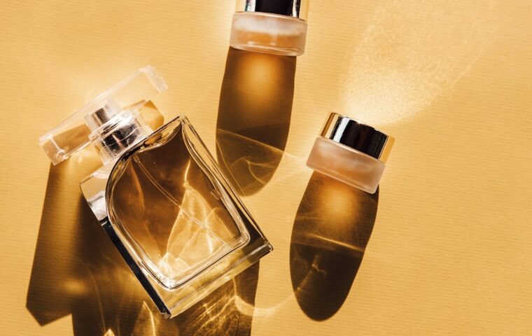אילוסטרציה: בקבוק בושם ומוצרי טיפוח לכתבה על בלה חדיד ועסקי הבישום