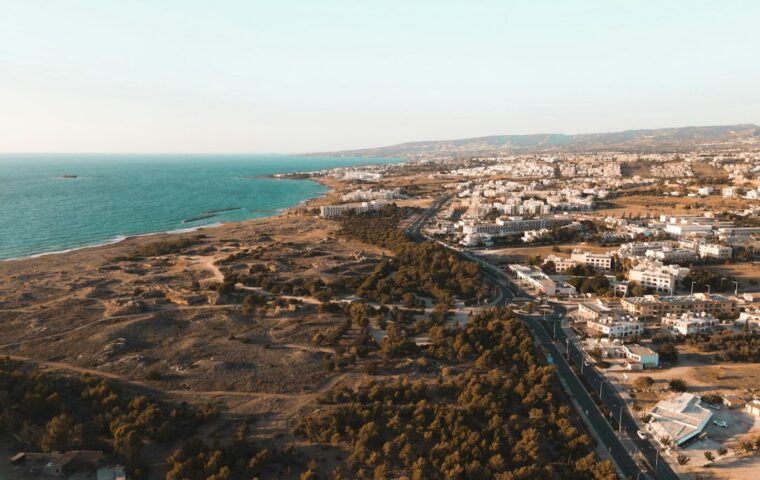 בניינים וקו חוף בקפריסין