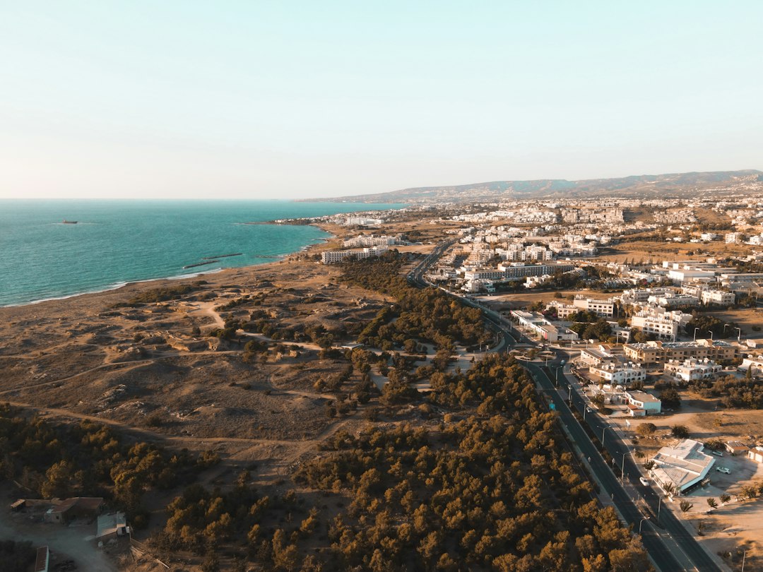 בניינים וקו חוף בקפריסין
