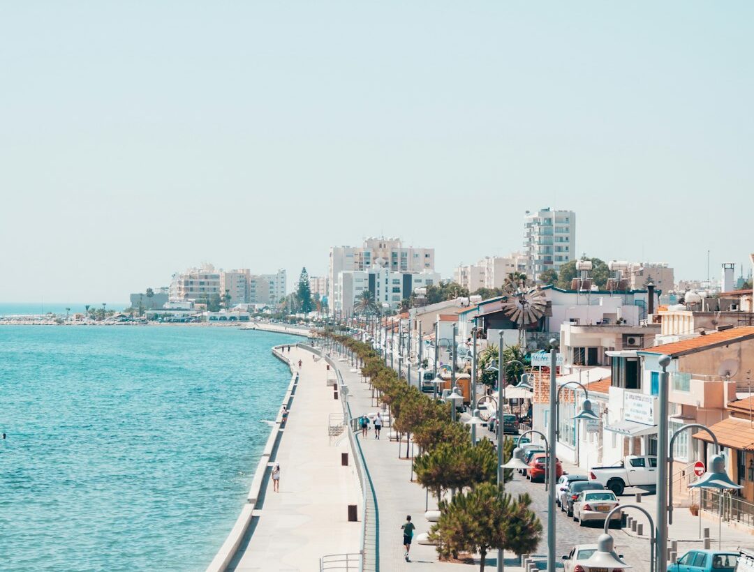 מראה חוף ובניינים בלרנקה, קפריסין