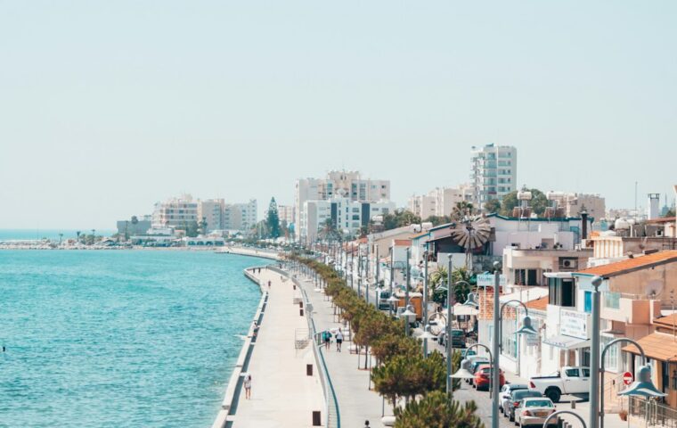מראה חוף ובניינים בלרנקה, קפריסין