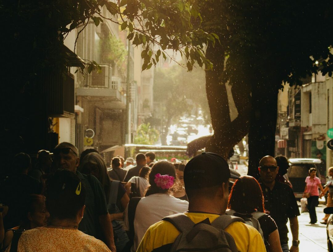אנשים הולכים ברחוב עירוני - צילום ארכיון להמחשת ההפגנות בוונצואלה, לא מהמחאה הנוכחית