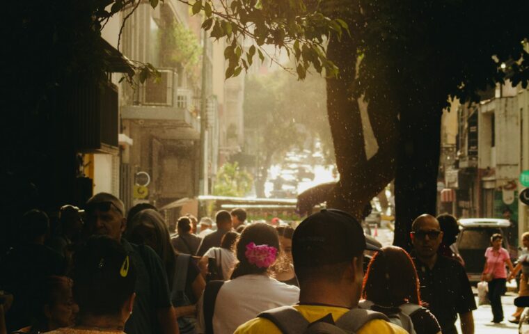 אנשים הולכים ברחוב עירוני - צילום ארכיון להמחשת ההפגנות בוונצואלה, לא מהמחאה הנוכחית