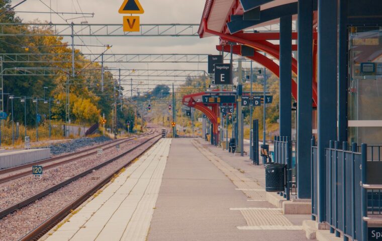 רכבת בתחנה באירופה — אילוסטרציה למדריך רכבות