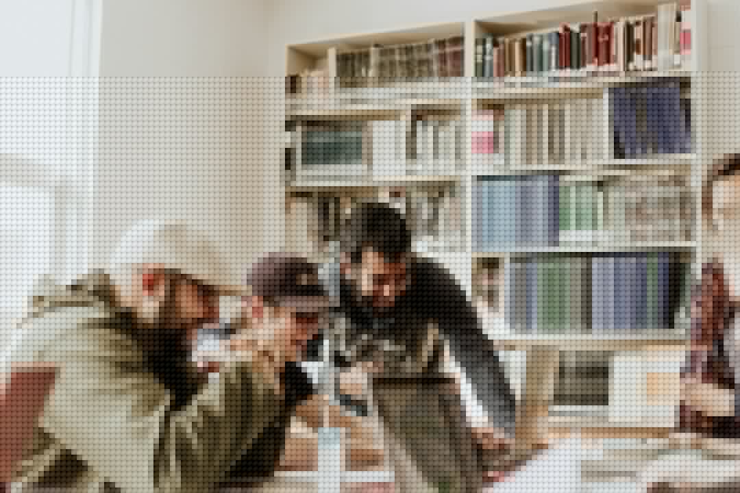 סטודנטים בינלאומיים לומדים יחד באוניברסיטה - צילום להמחשה