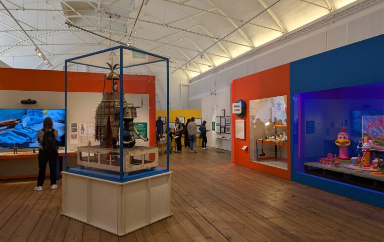 מיצגים בתערוכת Inside Aardman: Wallace & Gromit and Friends במוזיאון Young V&A בלונדון. צילום: Andy Li, Wikimedia Commons, CC0.