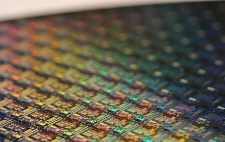 פרוסת סיליקון כאילוסטרציה ל-Intel
