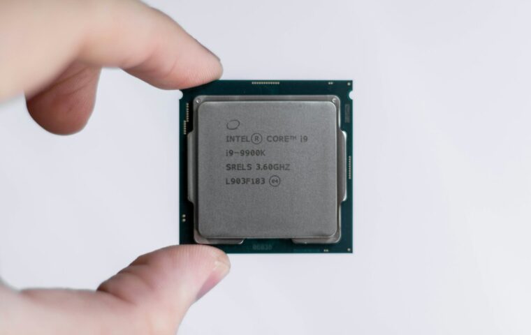 מעבד Intel ביד – צילום להמחשה כללית, כתבה על מניית INTC