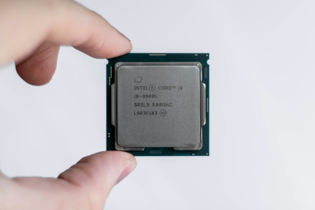 מעבד Intel ביד – צילום להמחשה כללית, כתבה על מניית INTC