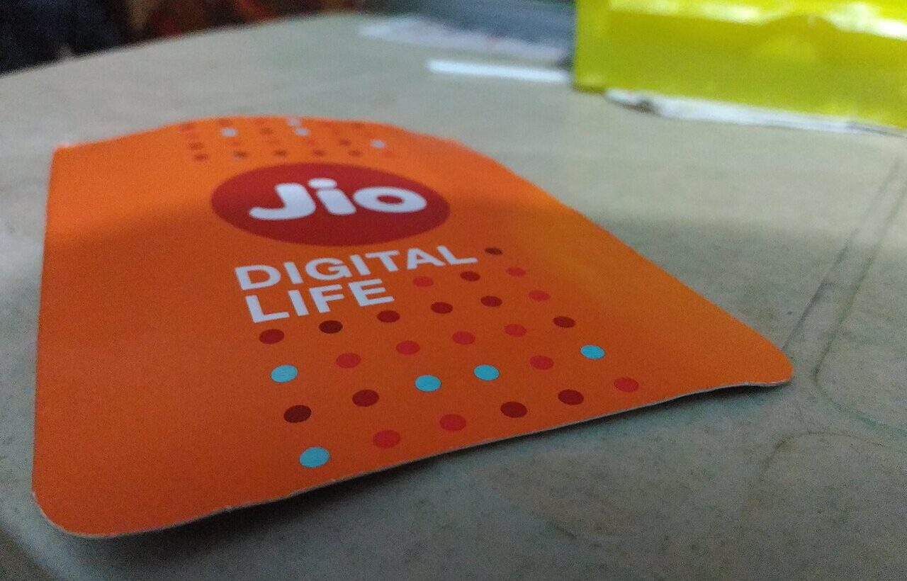לוגו Jio Digital Life על כרטיס שירות בתצלום ארכיון – כתבת הנפקת Jio Platforms בהודו באוקטובר 2026