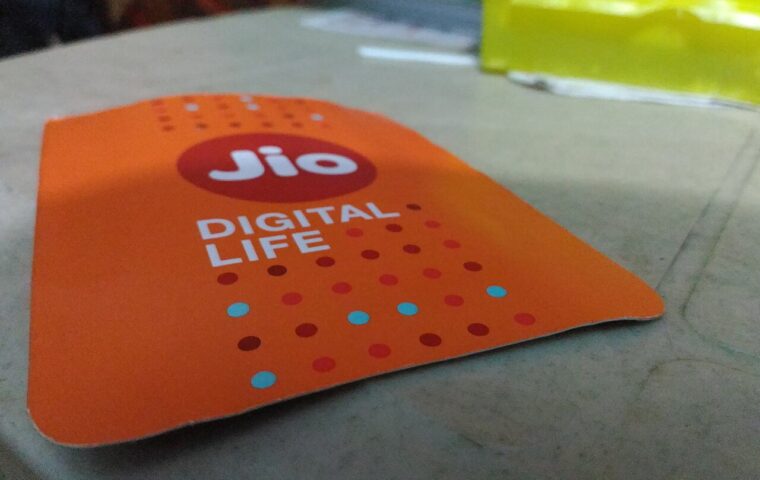 לוגו Jio Digital Life על כרטיס שירות בתצלום ארכיון – כתבת הנפקת Jio Platforms בהודו באוקטובר 2026