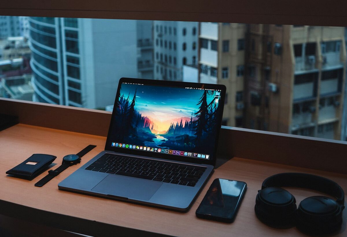 מחשב MacBook Pro על שולחן עבודה