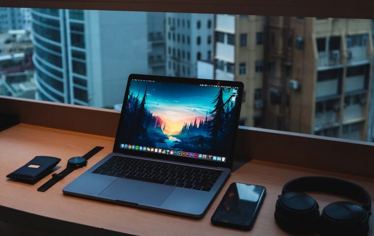 מחשב MacBook Pro על שולחן עבודה