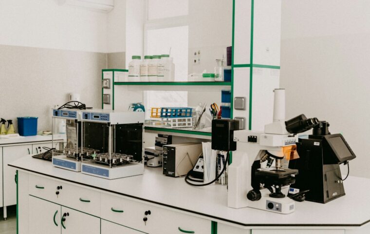 מעבדת מחקר תרופתי – אילוסטרציה למדריך מניית Novartis NVS, אינה מתקן של החברה