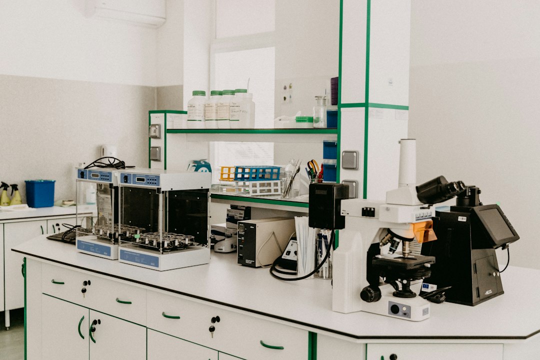 מעבדת מחקר תרופתי – אילוסטרציה למדריך מניית Novartis NVS, אינה מתקן של החברה