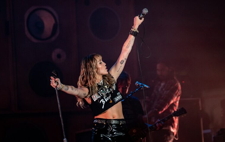 מיילי סיירוס בהופעה ב־Primavera Sound, מאי 2019; Raph_PH, CC BY 2.0