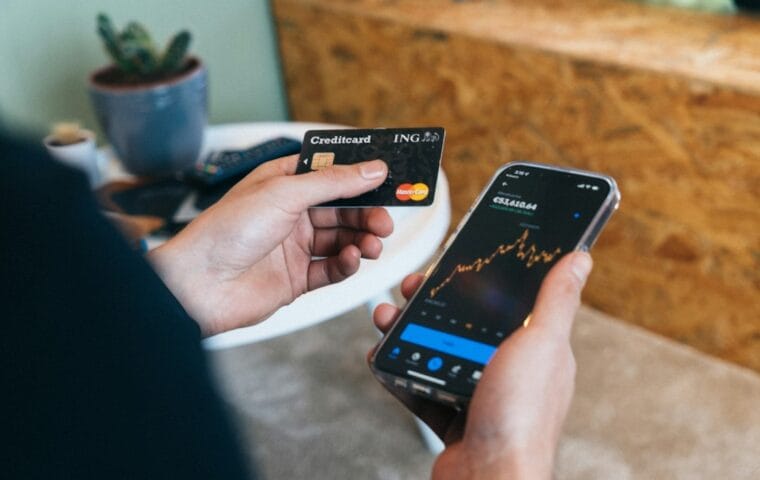 טלפון חכם וכרטיס תשלום – אילוסטרציה לכתבה על Revolut בישראל