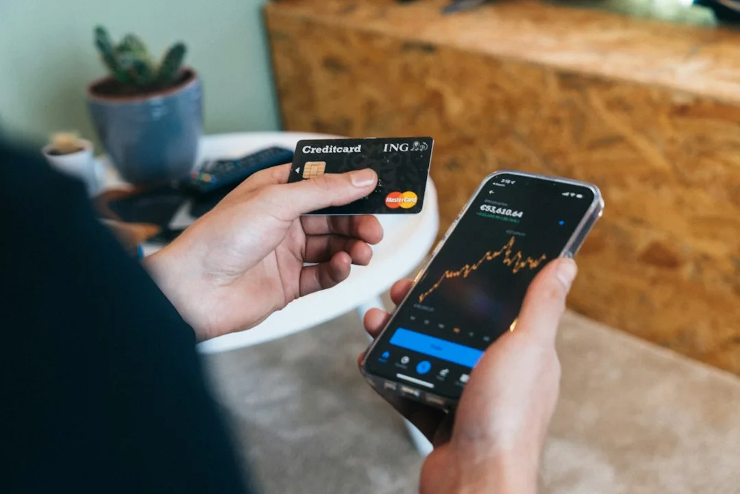 טלפון חכם וכרטיס תשלום – אילוסטרציה לכתבה על Revolut בישראל