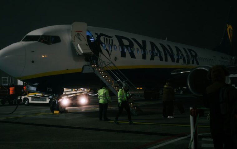 מטוס Ryanair בשדה תעופה — אילוסטרציה לעליית מחירי הטיסות באירופה