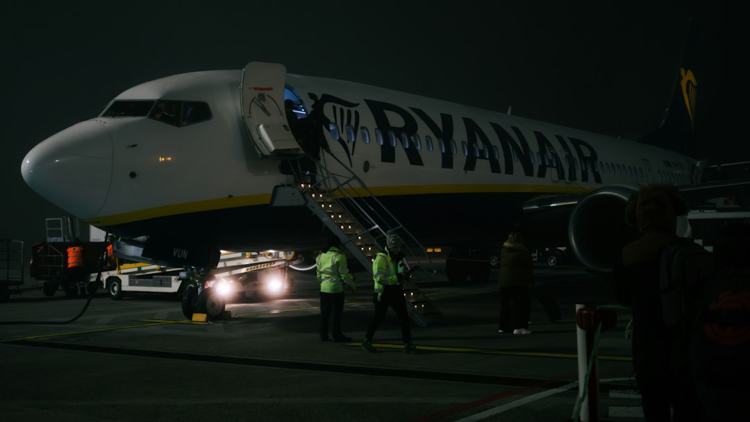 מטוס Ryanair בשדה תעופה — אילוסטרציה לעליית מחירי הטיסות באירופה