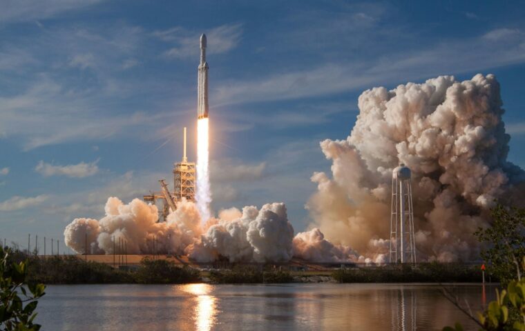 שיגור טיל חלל של SpaceX בשמי היום – צילום SpaceX / Unsplash