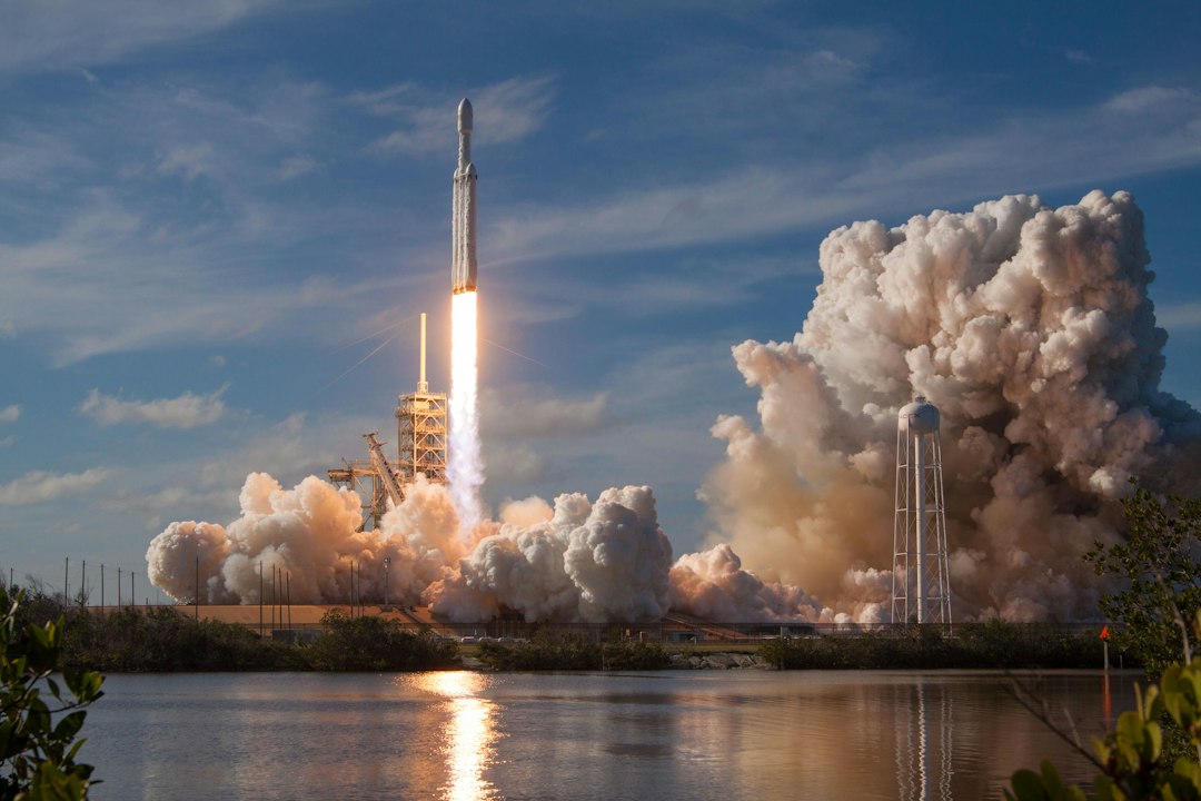 שיגור טיל חלל של SpaceX בשמי היום – צילום SpaceX / Unsplash
