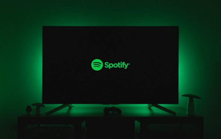 לוגו Spotify על מסך - אילוסטרציה למניית ספוטיפיי