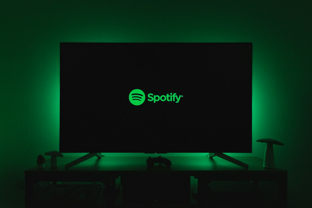 לוגו Spotify על מסך - אילוסטרציה למניית ספוטיפיי