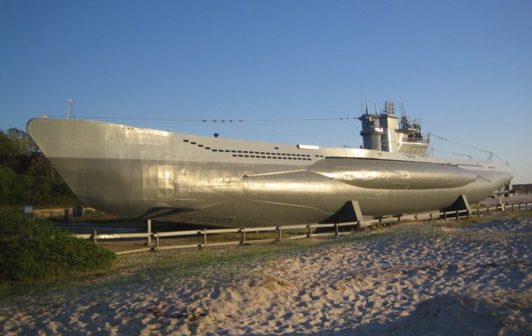 צוללת U-995 במוזיאון בלבואה בגרמניה, דגם דומה ל-U-672 שהתגלתה מול חופי בריטניה